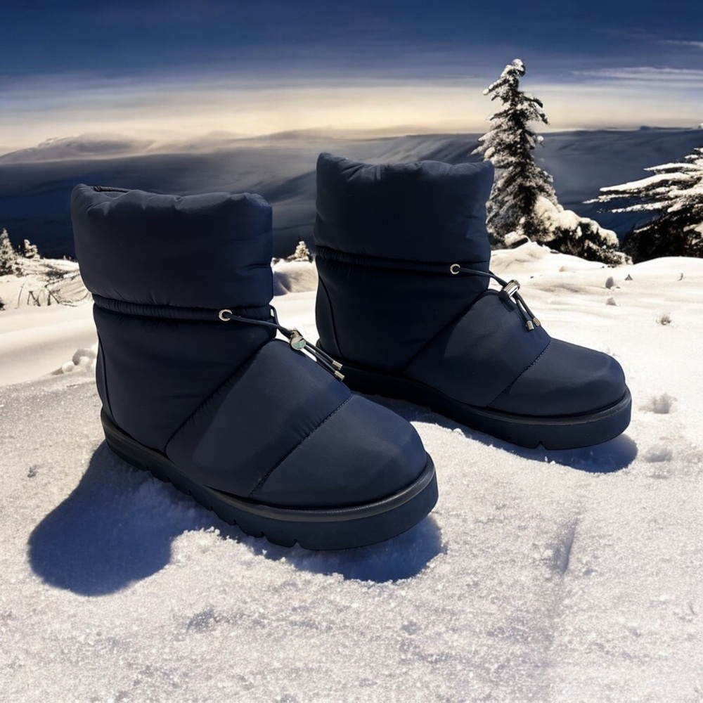 Stuart Weitzman Polo Lug Bootie navy color size 6 .